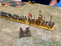 Le général en chef Arménien accompagné d'un groupe de cavaliers et de fantassins.