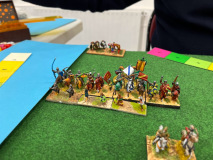 Des chevaliers Français se déploient le long de la côte, devant leur camp.