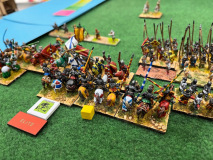 Les chevaleries Française et Mercenaires ont commencé la mêlée.