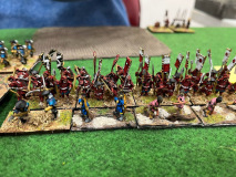Une ligne de guerriers Samouraïs couverte par de l'infanterie légère.