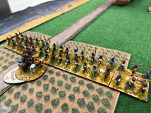 Les archers longs anglais servant dans les Grandes Compagnies se mettent à couvert dans une plantation.