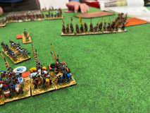 Des chevaliers des Grandes Compagnies se replient face à l'avancée des cavaliers Samouraïs.