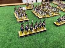 Des tirailleurs Français partent en éclaireurs devant leur armée.