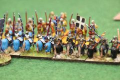 Des chevaliers Croisés Tardifs arrivent au contact de la cavalerie Égyptienne.