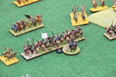 Des chevaliers Croisés Tardifs chargent de la cavalerie Ayyubide.