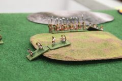 Une petite troupe de Chinois Han tient une colline.