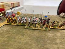 Les chevaliers des Croisés accompagnent les levées dans leur attaque.