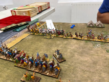 Les chevaliers Croisés attendent patiemment la charge des impétueux Français Féodaux.