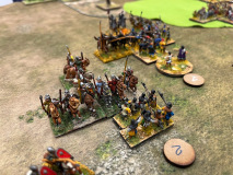 Ces chevaliers Byzantins semblent en bonne posture face à une troupe d'infanterie Croisée.
