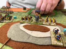 Un éléphant Séleucide appuyé par des Thraces avec leur rhomphaia.