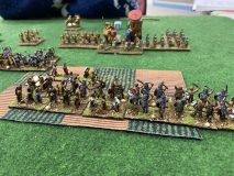L'infanterie moyenne Anglo-Danoise traverse un champ pour affronter les Hindous.