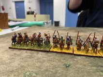 La cavalerie Arabe Abbasside en ligne parfaite toise les Francs Carolingiens.