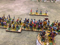 Fantassins, lanciers et archers Francs Carolingiens progressent sous l’œil attentif du général en Chef.