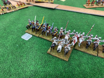 Les chevaliers Anglais Féodaux chargent l'ennemi historique Gallois Féodal au grand galop.