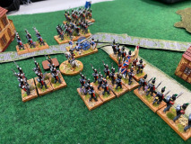 L'armée Anglaise avance prudemment en rangs compacts.
