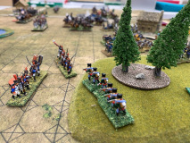 Des tirailleurs Français et Prussiens échangent des coups de feu à l'orée d'un petit bois.