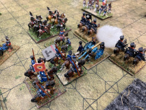 Des cavaliers Prussiens escortent une batterie en pleine action.