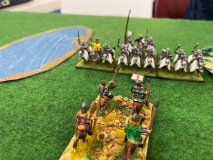 Des cavaliers légers Francs tentent de distraire un groupe de chevaliers Impériaux. du Royaume de Sicile.