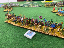 Les cavaliers Francs tentent de venir en aide à leur infanterie en sous effectif face aux chevaliers ennemis.