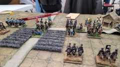 Les Prussiens progressent dans les champs près d'un village.