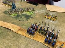 Les chevaliers Siciliens prennent des javeliniers Gallois pour cible, sous le feu des archers longs.