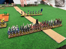 Les Samouraïs avec katana toisent la ligne de chevalerie des Français Féodaux.