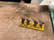 Des éclaireurs Galates tentent un débordement sur une aile.