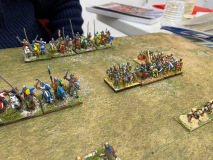 Des chevaliers croisés et Vassaux appuient les Frères de l'Ordre Teutoniques.