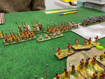 Les lanciers Chinois Trois Royaumes laissent passer la cavalerie lourde pour la charge.