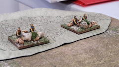 Des Jurchen-Jin embusqués derrière des rochers.