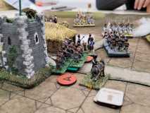 Les Français contactent l'infanterie ennemie près du village central.