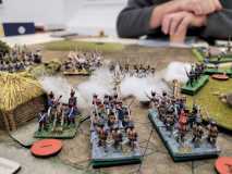 L'infanterie Française et Autrichienne arrivent au contact près d'une maison...
