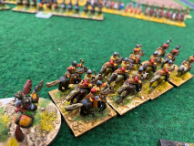 Les cavaliers arc des Chinois Dynastie Nord Sud changent d'aile pour protéger leur camp vulnérable.