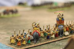 Les éléphants Indiens Classiques progressent sous la protection des archers.