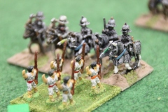 Une courageuse formation d'archers Samouraïs Tardifs face à des chevaliers lourds de l'Ordonnance de Bourgogne.