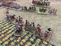 Les levées de Spartacus émergent d'une plantation, suivies par leur général.