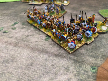 Des hoplites Grecs Classiques en formation avancent sur l'ennemi.