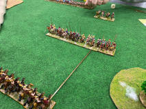 La cavalerie Macédonienne se met tout juste hors de portée de son homologue Germain.