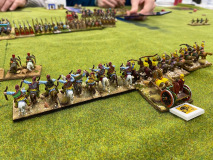 Les cavaliers Perses chargent l'infanterie ennemie afin de décocher une volée de flèches !