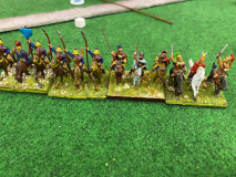 Compagnons et Xystophoroi Séleucides galopent en formation d'attaque.