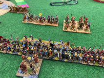 Les gaulois et lanciers africains Carthaginois avancent sur les lignes ennemies.