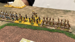 Les troupes Égyptiennes se déploie devant leur pyramide.