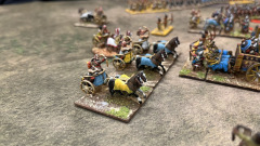 Les chars Égyptiens Nouvel Empire avec le frère du général en chef aux commandes (arrière plan)