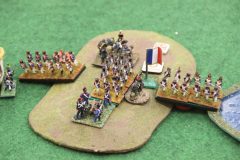 Le général Français accompagné d'une batterie et d'infanterie.