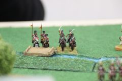 Une unité de cavaliers Anglais traverse la rivière.