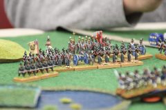 Anglais en formation de tir face à l'avancée Française.
