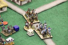 Cavalerie Anglaise avançant rapidement sur une route.