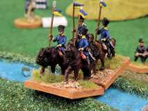 Une cavalerie légère traverse une rivière.