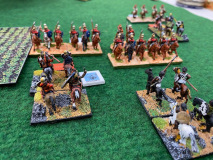 Sur l'aile droite, la cavalerie romaine tente de contenir l'avancée des Huns.