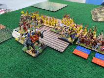 L'infanterie Carthaginoise soutenue par un éléphant contacte les italiens dans un champ.